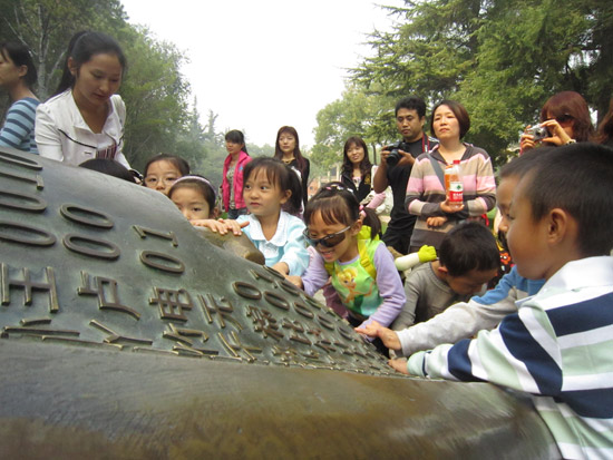 爬在“悟”上找字寶寶
