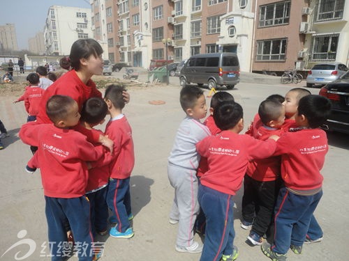 河北廊坊紅纓小神龍幼兒園“進社區 送愛心”活動