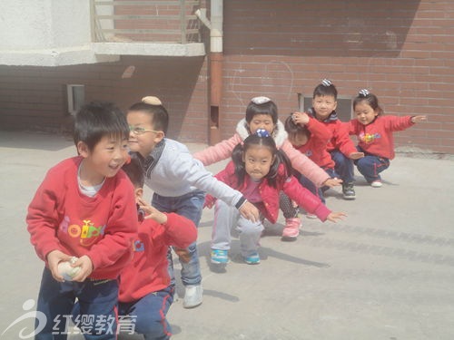 河北廊坊紅纓小神龍幼兒園“進社區 送愛心”活動