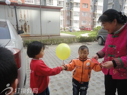 河北廊坊紅纓小神龍幼兒園“進社區 送愛心”活動