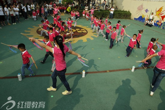 山西運城東鎮紅纓貝貝幼兒園舉辦六一親子運動會