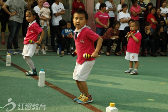 山西運城東鎮紅纓貝貝幼兒園舉辦六一親子運動會