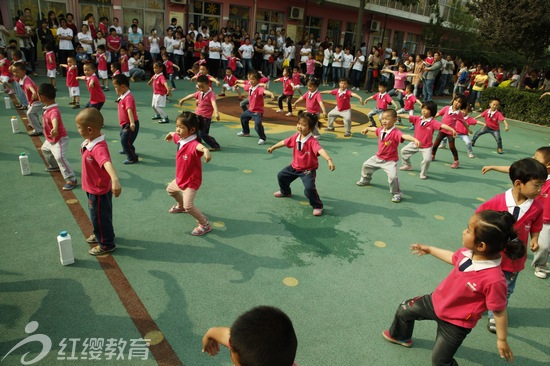 山西運城東鎮紅纓貝貝幼兒園舉辦六一親子運動會