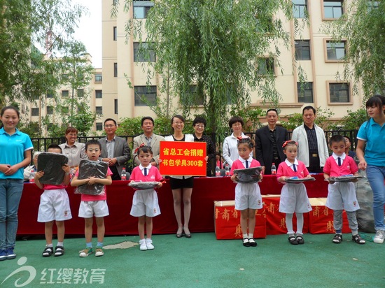 甘肅省總工會給紅纓添彩幼兒園的孩子們送來節(jié)日禮物