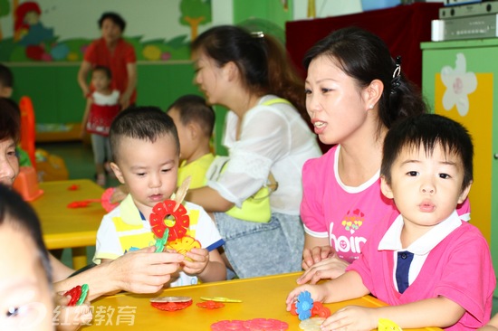 湖北荊州紅纓新加坡國際幼兒園開展新生來園體驗活動