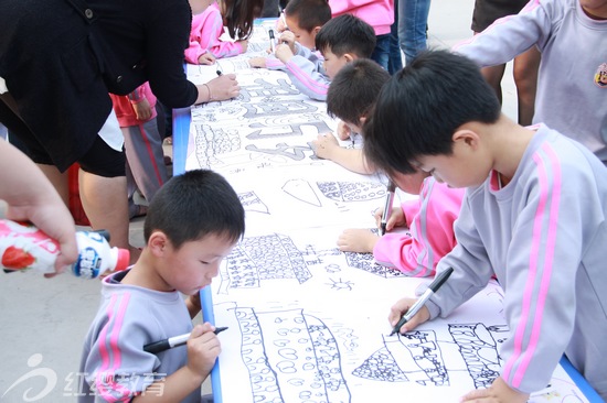 河南新鄉紅纓京華幼兒園舉辦“迎國慶親子活動”