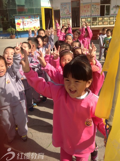 河南焦作紅纓新星幼兒園開展秋游果園采摘活動