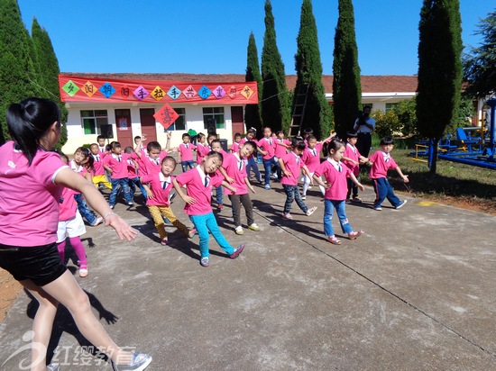 江西景德鎮紅纓大拇指幼兒園與老人共度重陽節