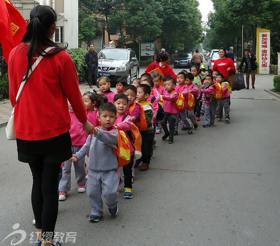 湖北荊州紅纓新加坡城幼兒園擁抱金秋快樂暢游