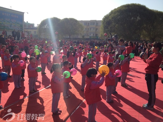 新疆和碩紅纓乖孩子幼兒園舉辦2013年秋季親子運動會