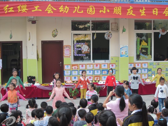 廣西玉林紅纓工會幼兒園舉辦幼兒集體生日會