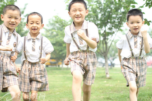 湖北孝感紅纓北辰幼兒園組織畢業(yè)班幼兒到大學活動