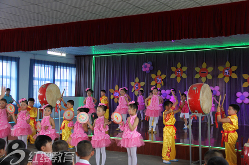 山東德州齊河紅纓紅太陽幼兒園舉辦慶六一跳蚤市場活動