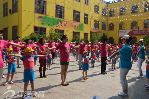 山東煙臺(tái)紅纓錦繡新城幼兒園慶六一親子廣場舞