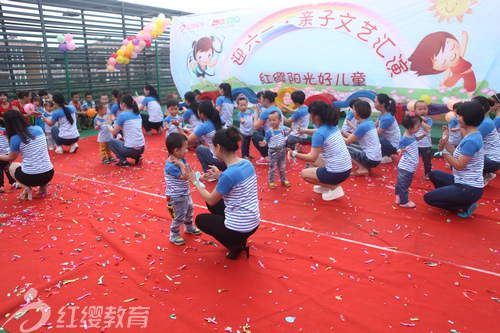 江西贛州尋烏紅纓商業中心幼兒園舉辦迎六一親子文藝匯演