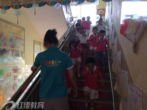 山東高密紅纓向陽(yáng)幼兒園舉辦緊急疏散演練