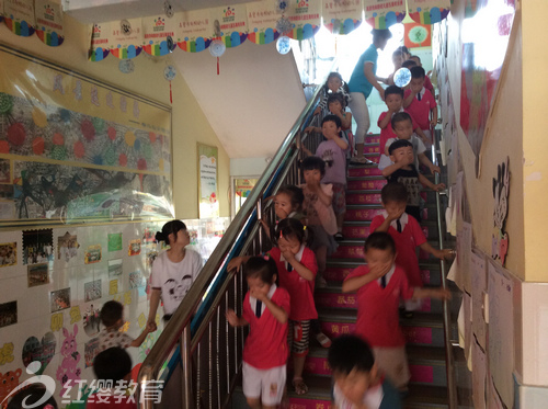 山東高密紅纓向陽(yáng)幼兒園舉辦緊急疏散演練