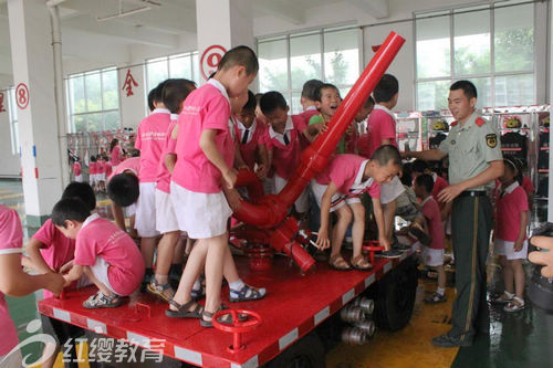 北京紅纓加盟園山東濰坊朝霞幼兒園組織消防參觀