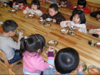 吃飯時(shí)要安靜哦