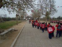 來到了東海神廟遺址，帶領幼兒參觀。