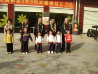 離休老干部來到幼兒園